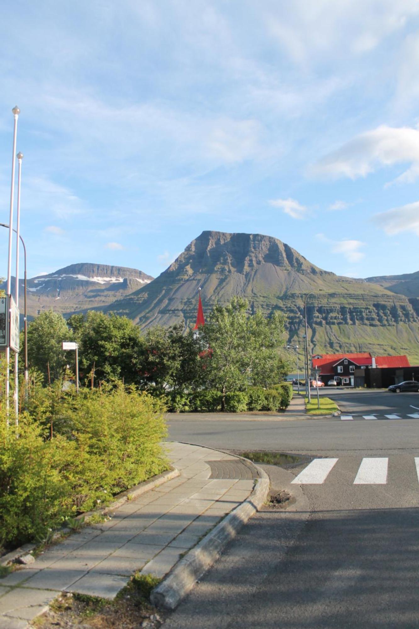 Taergesen Guesthouse Reydarfjordur Esterno foto